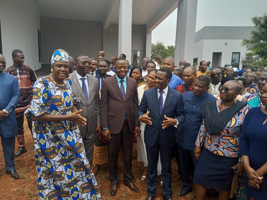 Exposition des œuvres d'art plastique des RICAC à  Tsevié :  séduit par le talent des artistes, le ministre Adedzé accompagne de tous ses vœux le projet de la construction de la 1ère école des beaux arts du Togo
