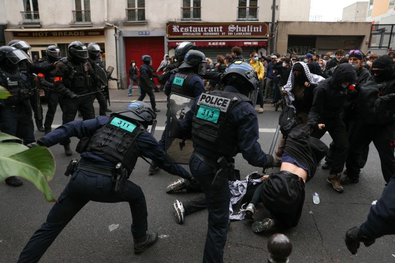 Liberté d’expression et de manifestation : la France, donneur de leçons en la matière, prise la main dans le sac