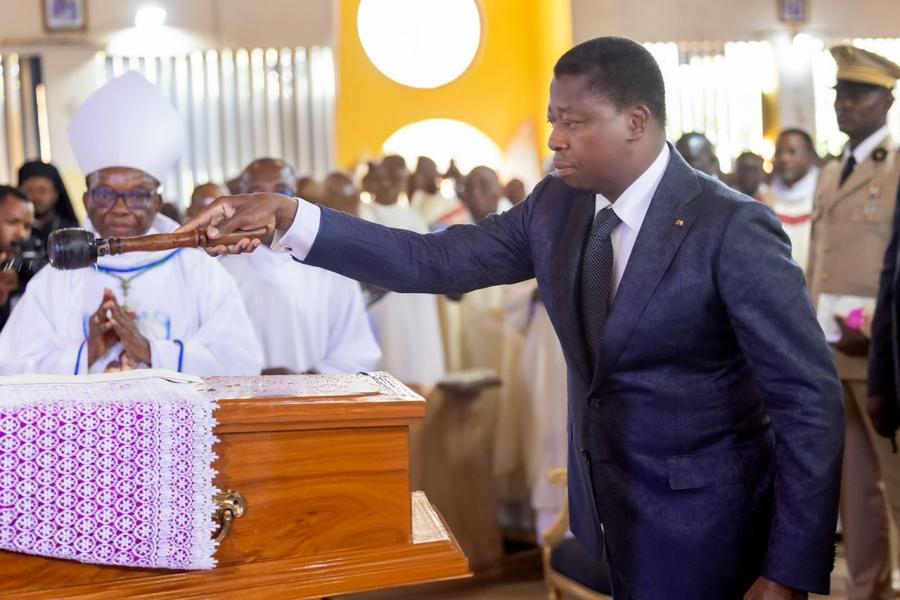 Messe d'enterrement de Mgr Barrigah: le président Faure Gnassingbé asperge de l'eau bénite sur la dépouille mortelle