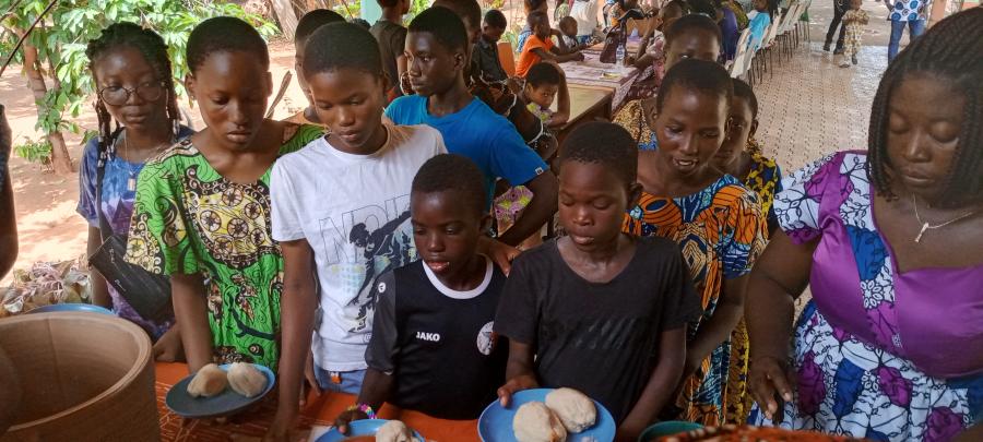 Social : Quand la chorale saint Gr&eacute;goire donne  la joie aux orphelins de la maison B&eacute;thanie