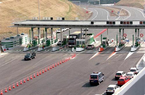 Transport routier : Pourquoi est-il important d'avoir juste la monnaie n&eacute;cessaire pour le p&eacute;age avant d'arriver devant la caisse ?